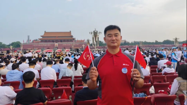 飞乐乐 小哥昨天送快递今天阅兵观礼 平凡岗位见证荣耀时刻